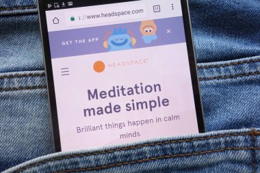 Konskie, Polonya - 09 Haziran 2018: kot pantolon cebinde gizli smartphone üzerinde görüntülenen Headspace Web sitesi