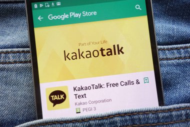 Konskie, Polonya - 09 Haziran 2018: Kakaotalk app kot pantolon cebinde gizli smartphone üzerinde görüntülenen Google oyun mağaza web sitesinde