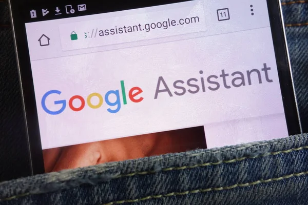 Konskie Polónia Junho 2018 Site Google Assistant Exibido Smartphone Escondido — Fotografia de Stock