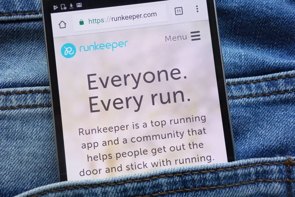 Konskie Polen Juni 2018 Runkeeper Website Weergegeven Smartphone Verborgen Jeans — Stockfoto