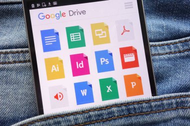 Konskie, Polonya - 09 Haziran 2018: kot pantolon cebinde gizli smartphone üzerinde görüntülenen Google sürücü web sitesi