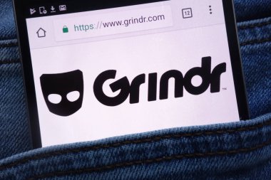 Konskie, Polonya - 11 Haziran 2018: kot pantolon cebinde gizli smartphone üzerinde görüntülenen Grindr Web sitesi