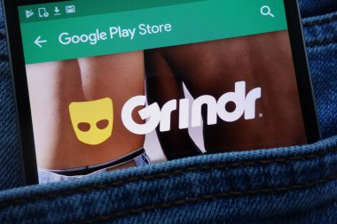 Konskie, Polonya - 11 Haziran 2018: Grindr app kot pantolon cebinde gizli smartphone üzerinde görüntülenen Google oyun mağaza web sitesinde