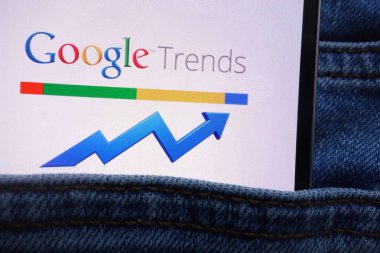 Konskie, Polonya - 11 Haziran 2018: kot pantolon cebinde gizli smartphone üzerinde görüntülenen Google Trends logosu