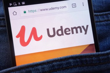 Konskie, Polonya - 11 Haziran 2018: kot pantolon cebinde gizli smartphone üzerinde görüntülenen Udemy Web sitesi