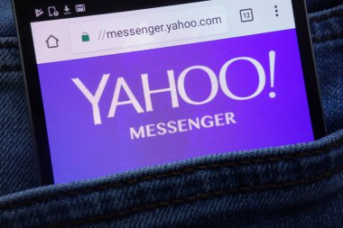 Konskie, Polonya - 11 Haziran 2018: kot pantolon cebinde gizli smartphone üzerinde görüntülenen Yahoo Messenger Web sitesi