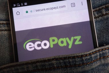 Konskie, Polonya - 11 Haziran 2018: kot pantolon cebinde gizli smartphone üzerinde görüntülenen ecopayz Web sitesi