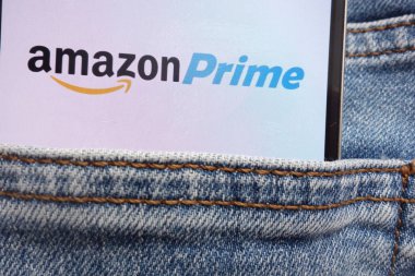 Konskie, Polonya - 12 Haziran 2018: kot pantolon cebinde gizli smartphone üzerinde görüntülenen Amazon Prime logosu