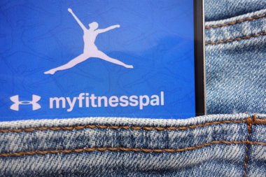 Konskie, Polonya - 12 Haziran 2018: kot pantolon cebinde gizli smartphone üzerinde görüntülenen Myfitnesspal logosu