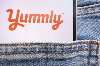 Konskie, Polonya - 12 Haziran 2018: kot pantolon cebinde gizli smartphone üzerinde görüntülenen Yummly logosu