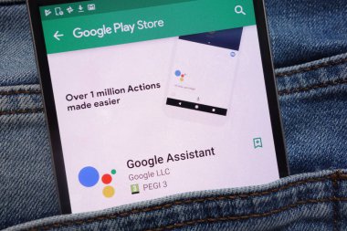 Konskie, Polonya - 12 Haziran 2018: Google yardımcı app kot pantolon cebinde gizli smartphone üzerinde görüntülenen Google oyun mağaza web sitesinde