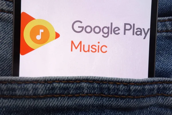 Konskie, Polonya - 12 Haziran 2018: kot pantolon cebinde gizli smartphone üzerinde görüntülenen Google müzik oyun logo