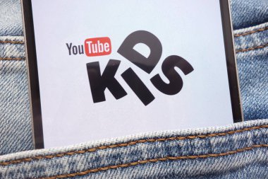Konskie, Polonya - 12 Haziran 2018: kot pantolon cebinde gizli smartphone üzerinde görüntülenen Youtube çocuklar logosu