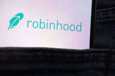 Konskie, Polonya - 12 Haziran 2018: kot pantolon cebinde gizli smartphone üzerinde görüntülenen Robinhood logosu