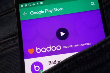 Konskie, Polonya - 12 Haziran 2018: Badoo app kot pantolon cebinde gizli smartphone üzerinde görüntülenen Google oyun mağaza web sitesinde