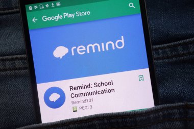 Konskie, Polonya - 12 Haziran 2018: Hatırlatmak: okul iletişim uygulaması üzerinde kot pantolon cebinde gizli smartphone üzerinde görüntülenen Google oyun mağaza web sitesi