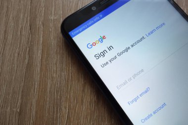 Konskie, Polonya - 17 Haziran 2018: Kayıt yeni modern smartphone cep telefonu ile Google hesabında