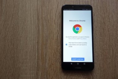 Konskie, Polonya - 17 Haziran 2018: Google Chrome uygulaması yeni bir Huawei Y6 2018 smartphone üzerinde