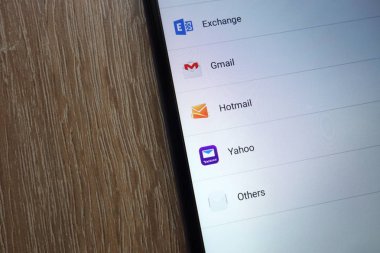 Konskie, Polonya - 17 Haziran 2018: popüler e-posta servis sağlayıcıları, Gmail, Yahoo, Hotmail de dahil olmak üzere Exchange yeni modern Smartphone'da görüntülenen