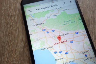 Konskie, Polonya - 17 Haziran 2018: Los Angeles konumunda modern bir akıllı telefon üzerinde görüntülenen Google Maps uygulaması