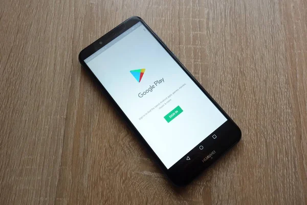 Konskie, Polonya - 17 Haziran 2018: Huawei Y6 2018 smartphone üzerinde görüntülenen Google oyun web sitesi