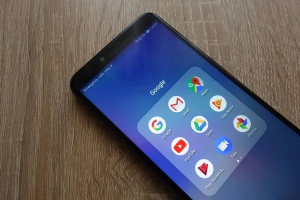 Konskie, Polonya - 17 Haziran 2018: Google apps Gmail, Maps, Youtube, Duo, oyun müzik yeni modern Smartphone'da dahil