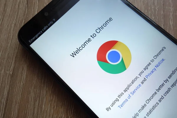 Konskie Polonya Haziran 2018 Google Chrome App Yeni Modern Smartphone — Stok fotoğraf