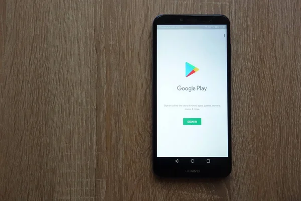 Konskie, Polonya - 17 Haziran 2018: Huawei Y6 2018 smartphone üzerinde görüntülenen Google oyun web sitesi