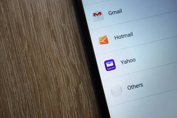 Konskie, Polonya - 17 Haziran 2018: Gmail, Yahoo ve Hotmail, yeni modern Smartphone'da görüntülenen gibi popüler e-posta servis sağlayıcıları