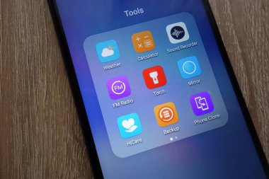 Konskie, Polonya - 17 Haziran 2018: gibi Hicare, hava durumu, hesap makinesi, modern bir Huawei Y6 2018 Smartphone meşale araçları simgeleri