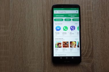 Konskie, Polonya - 17 Haziran 2018: Huawei Y6 2018 smartphone üzerinde görüntülenen Google oyun mağaza web sitesi
