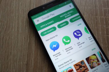 Konskie, Polonya - 17 Haziran 2018: modern smartphone üzerinde görüntülenen Google oyun mağaza web sitesi
