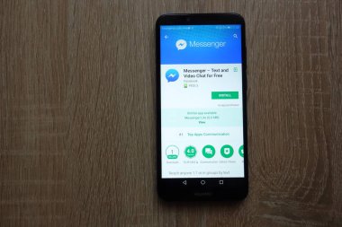 Konskie, Polonya - 17 Haziran 2018: Facebook Messenger app Huawei Y6 2018 smartphone üzerinde görüntülenen Google oyun mağaza web sitesinde