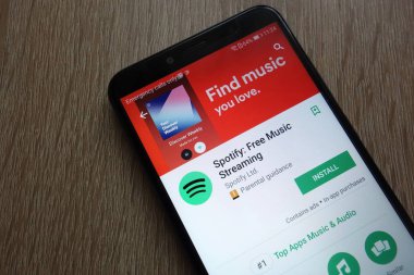 Konskie, Polonya - 17 Haziran 2018: app modern smartphone üzerinde görüntülenen Google oyun mağaza web sitesinde Spotify