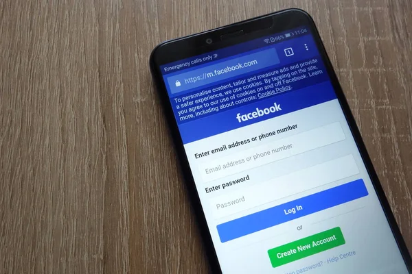 Końskie Polska Czerwca 2018 Facebook Stronie Wyświetlane Nowy Nowoczesny Smartphone — Zdjęcie stockowe