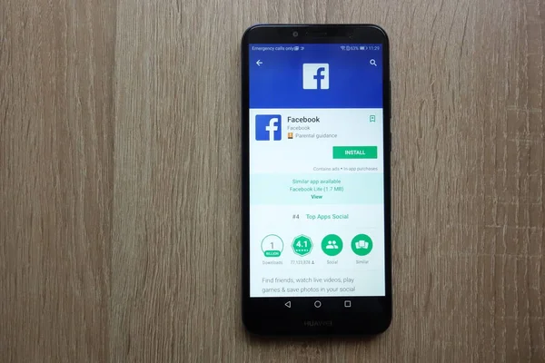 Konskie, Polonya - 17 Haziran 2018: Facebook app Huawei smartphone üzerinde görüntülenen Google oyun mağaza web sitesinde