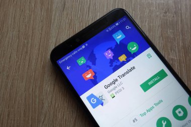 Konskie, Polonya - 17 Haziran 2018: Google Translate app üzerinde modern bir akıllı telefon görüntülenen Google oyun mağaza web sitesinde