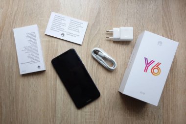 Konskie, Polonya - 17 Haziran 2018: Yeni açmak Huawei Y6 2018 smartphone bir masa üzerine