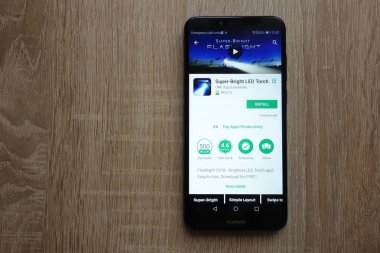 Konskie, Polonya - 17 Haziran 2018: Süper parlak Led el feneri (el feneri 2018) app Huawei Y6 2018 smartphone üzerinde görüntülenen Google oyun mağaza web sitesinde