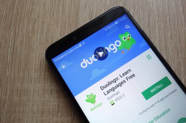 Konskie, Polonya - 17 Haziran 2018: Duolingo: Huawei Y6 2018 smartphone üzerinde görüntülenen Google oyun mağaza web sitesinde öğrenmek diller ücretsiz app