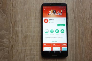 Konskie, Polonya - 17 Haziran 2018: Retrica app Huawei Y6 2018 smartphone üzerinde görüntülenen Google oyun mağaza web sitesinde