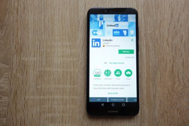 Konskie, Polonya - 17 Haziran 2018: LinkedIn app Huawei Y6 2018 smartphone üzerinde görüntülenen Google oyun mağaza web sitesinde