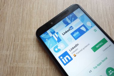 Konskie, Polonya - 17 Haziran 2018: LinkedIn app Huawei Y6 2018 smartphone üzerinde görüntülenen Google oyun mağaza web sitesinde