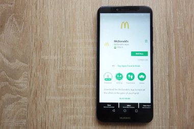 Konskie, Polonya - 17 Haziran 2018: Mcdonald's app Huawei Y6 2018 smartphone üzerinde görüntülenen Google oyun mağaza web sitesinde