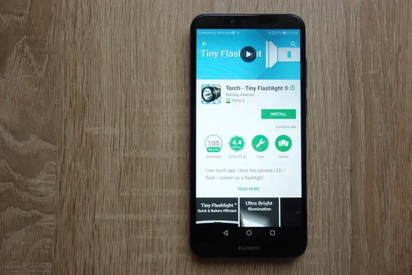 Konskie, Polonya - 17 Haziran 2018: Meşale - küçük el feneri app Huawei Y6 2018 smartphone üzerinde görüntülenen Google oyun mağaza web sitesinde