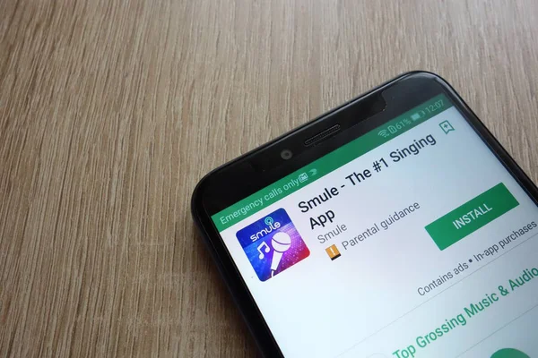 Konskie, Polonya - 17 Haziran 2018: Smule app Huawei Y6 2018 smartphone üzerinde görüntülenen Google oyun mağaza web sitesinde