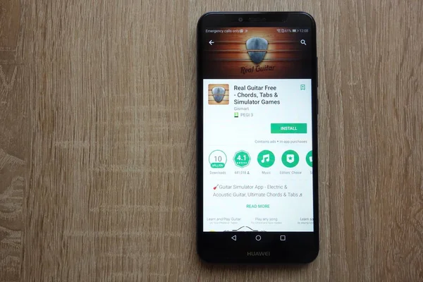 Konskie, Polonya - 17 Haziran 2018: Gerçek gitar app Huawei Y6 2018 smartphone üzerinde görüntülenen Google oyun mağaza web sitesinde