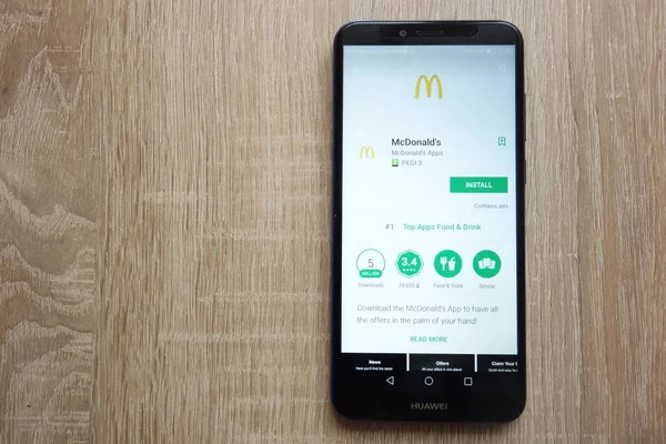 Konskie, Polonya - 17 Haziran 2018: Mcdonald's app Huawei Y6 2018 smartphone üzerinde görüntülenen Google oyun mağaza web sitesinde