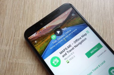 Konskie, Polonya - 17 Haziran 2018: Maps.Me app Huawei Y6 2018 smartphone üzerinde görüntülenen Google oyun mağaza web sitesinde