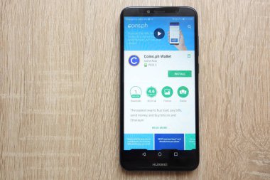Konskie, Polonya - 17 Haziran 2018: Coins.ph m-cüzdan uygulaması Huawei Y6 2018 smartphone üzerinde görüntülenen Google oyun mağaza web sitesi üzerinde
